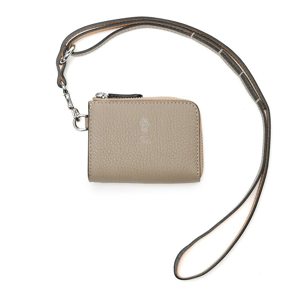 手ぶら派におすすめ！ 「フェリージ」のスタイリッシュなネック