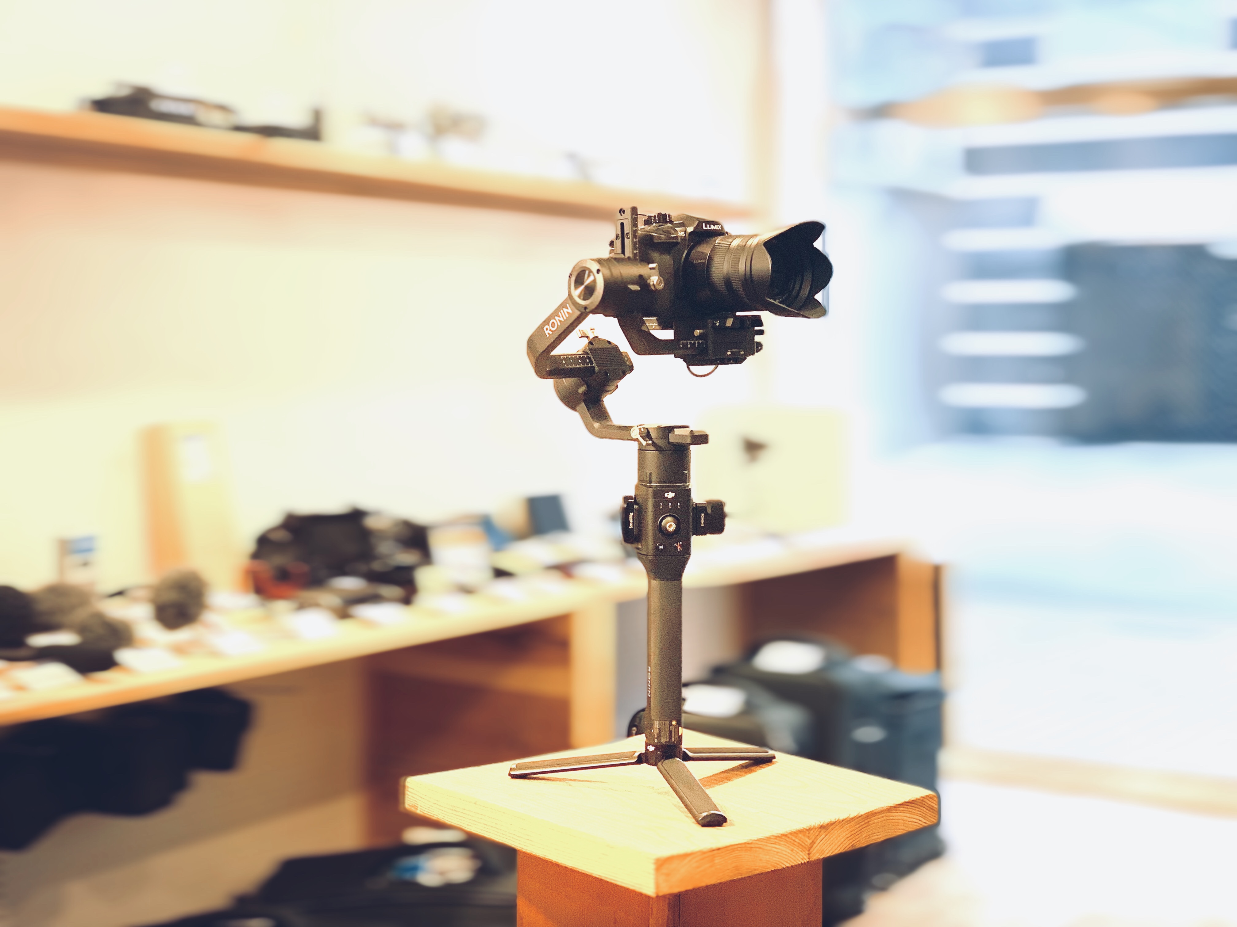 売り切れ続出の 一眼レフカメラ用 片手ジンバル （スタビライザー