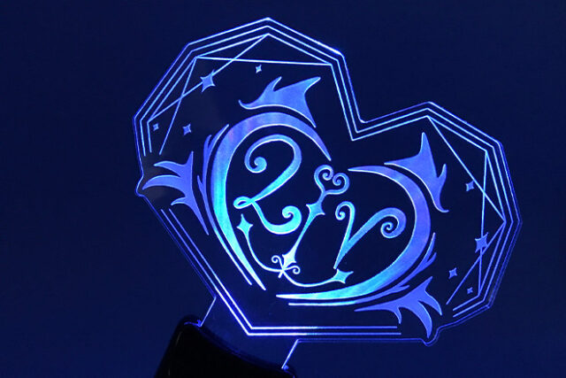 シャープなハート型が際立つアクリルペンライト | 同人グッズ.jp