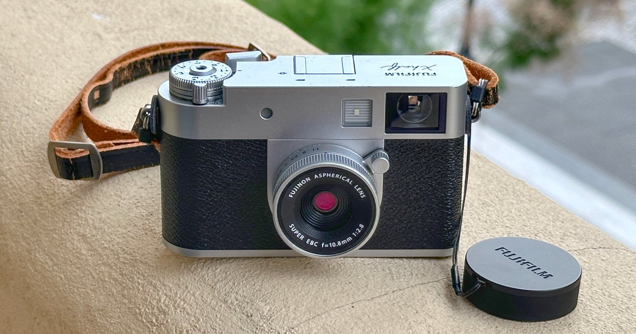 デジカメなのに“現像”も楽しめる！「レトロ」の皮を被った富士フイルム