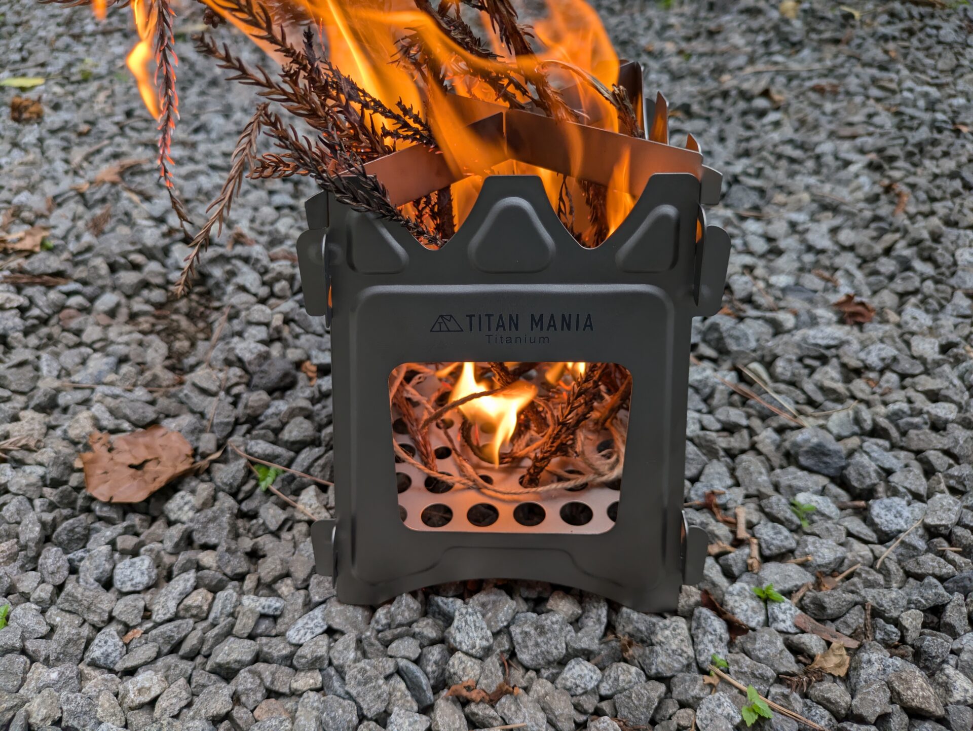レビュー】TITAN MANIAのウッドストーブ焚火台Lは、軽くて多機能な究極