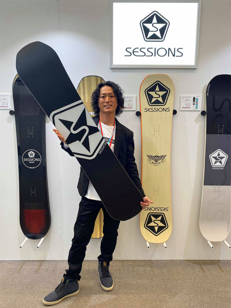 老舗ウェア・ブランドのSESSIONSがなんとスノーボード（板）をリリース