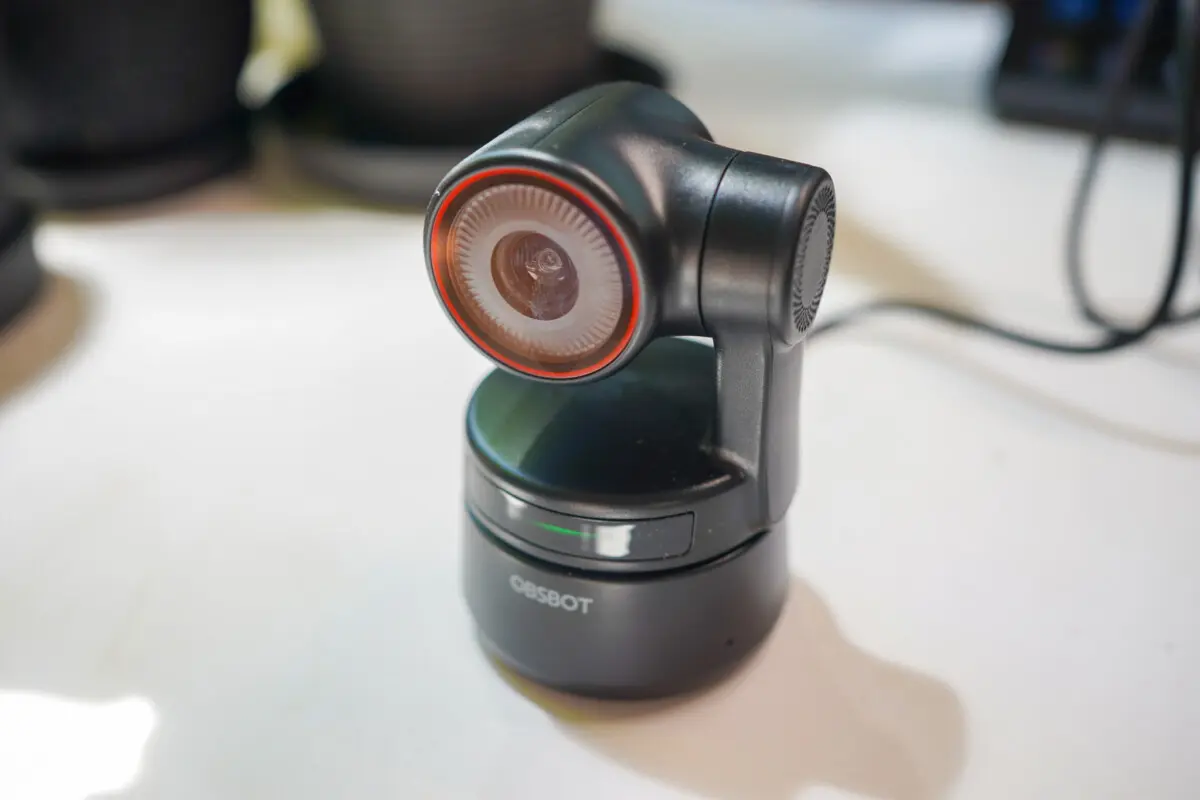 AI追跡にジェスチャー操作、なのに設定不要で利用できるWEBカメラ