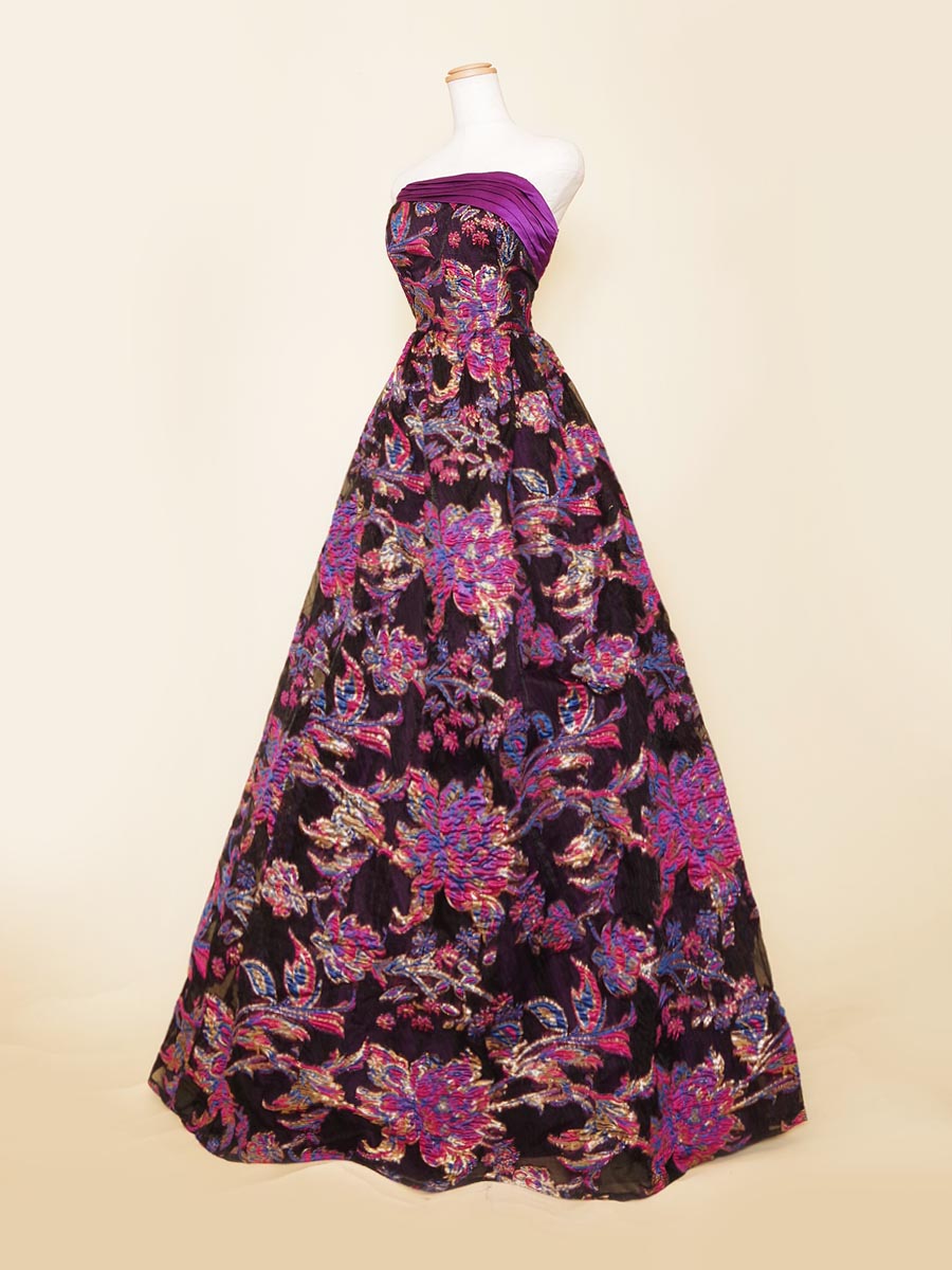 アジアンテイストな大判フラワー刺繍が美しさを織りなすホワイトカラー