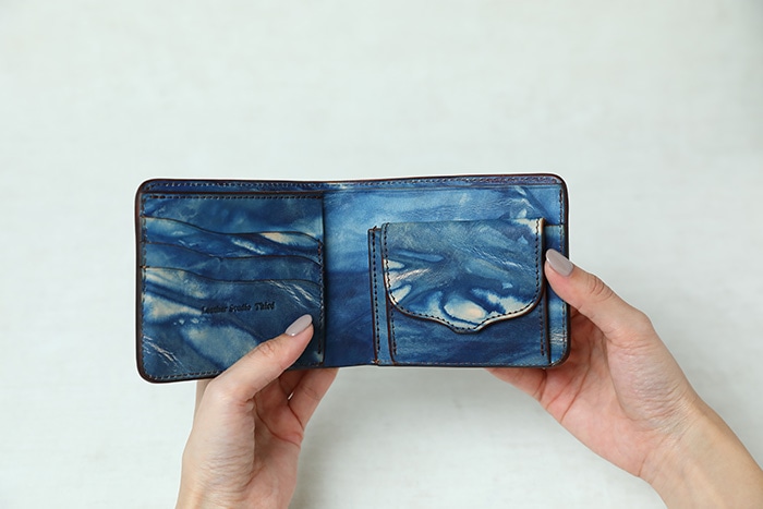 藍染レザーの二つ折り財布 カレ(薄藍)(薄藍): せとうちエリア