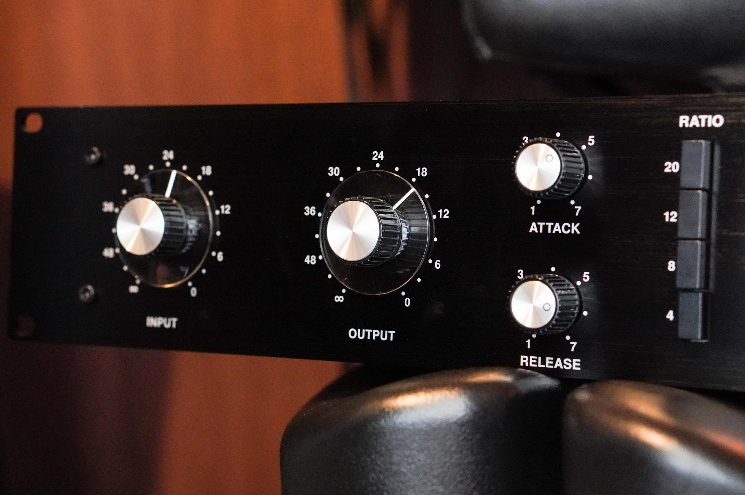 KLARK TEKNIK 76-KTの使用レビュー！お手頃すぎる1176の実力は？ | DTM