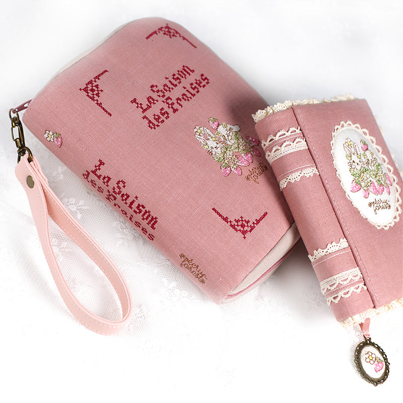 ブック型 大き目手帳ポーチ】うさぎ刺繍入り クロスステッチミシン刺繍