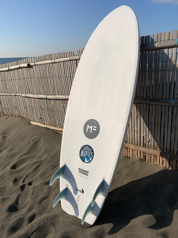 超小波でも遊べるミックファニングソフトボードのLITTLE MARLEY