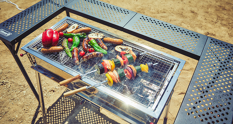 BBQを囲み、みんなで食事ができる「3ウェイ バーベキューテーブル