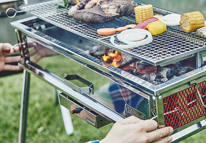 BBQを囲み、みんなで食事ができる「3ウェイ バーベキューテーブル