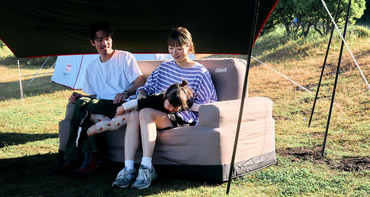 空気を入れるだけ、持ち運べる快適エアカウチ！どこでもくつろぎ