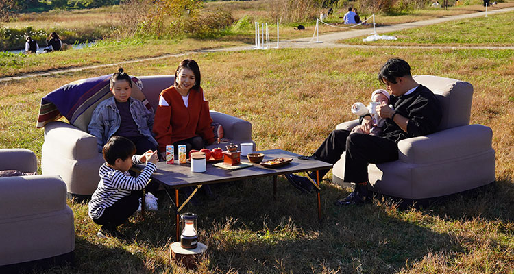 空気を入れるだけ、持ち運べる快適エアカウチ！どこでもくつろぎ