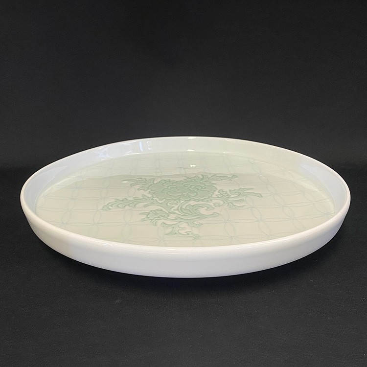 井上萬二]陶芸『白磁緑釉牡丹彫文皿』: JALショッピング｜JAL Mall