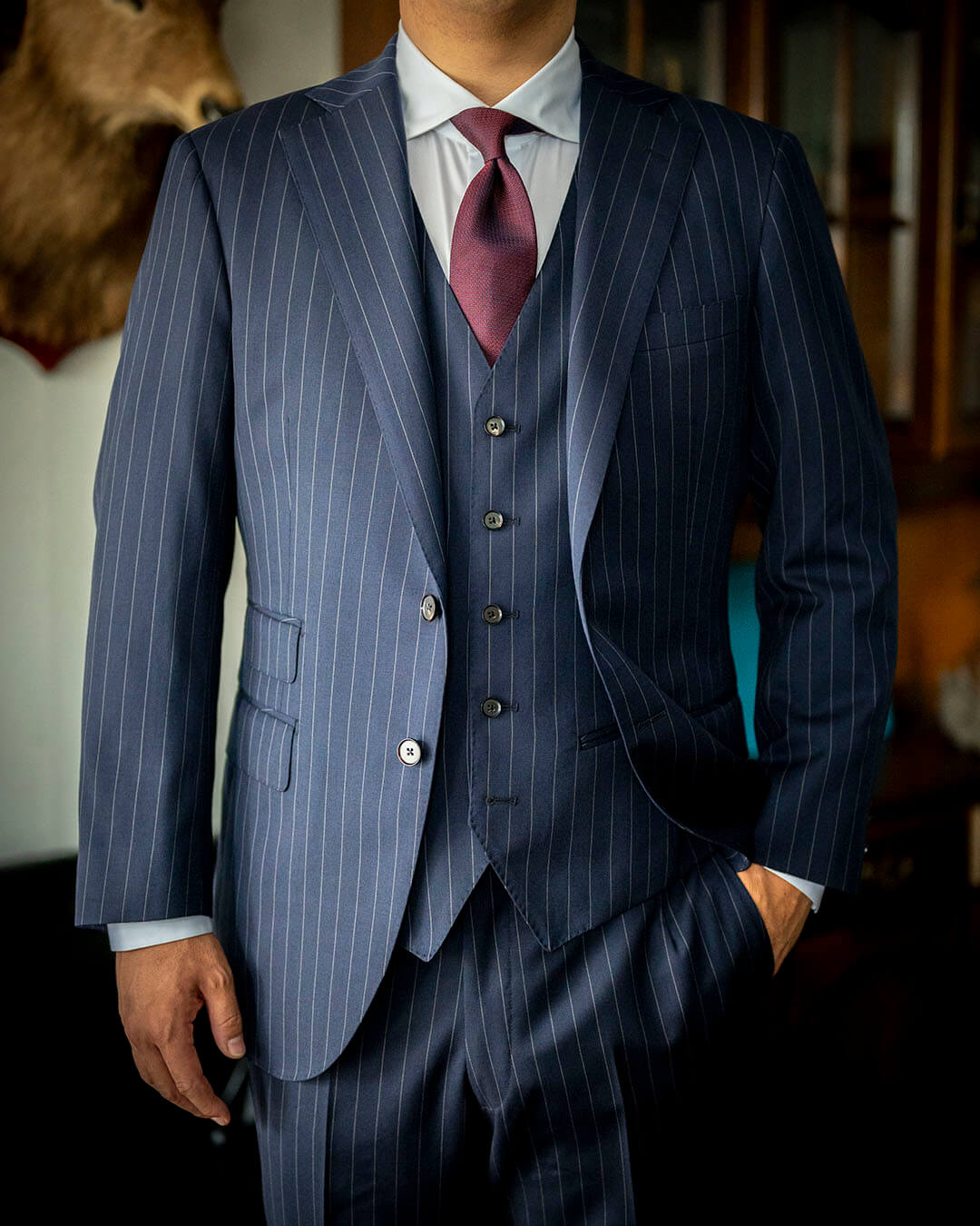 お客様の写真】ネイビーのピンストライプでお仕立てするビジネスマンの