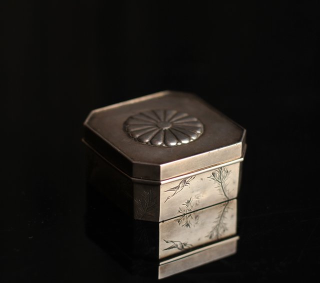 一鶴斎共箱銀香合 S1446｜骨董店 のびる 古美術 骨董 和風建具 蔵戸