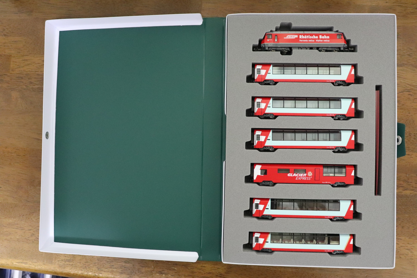 KATO10-2066,2067アルプスの氷河特急 入線: 鉄道模型FAN