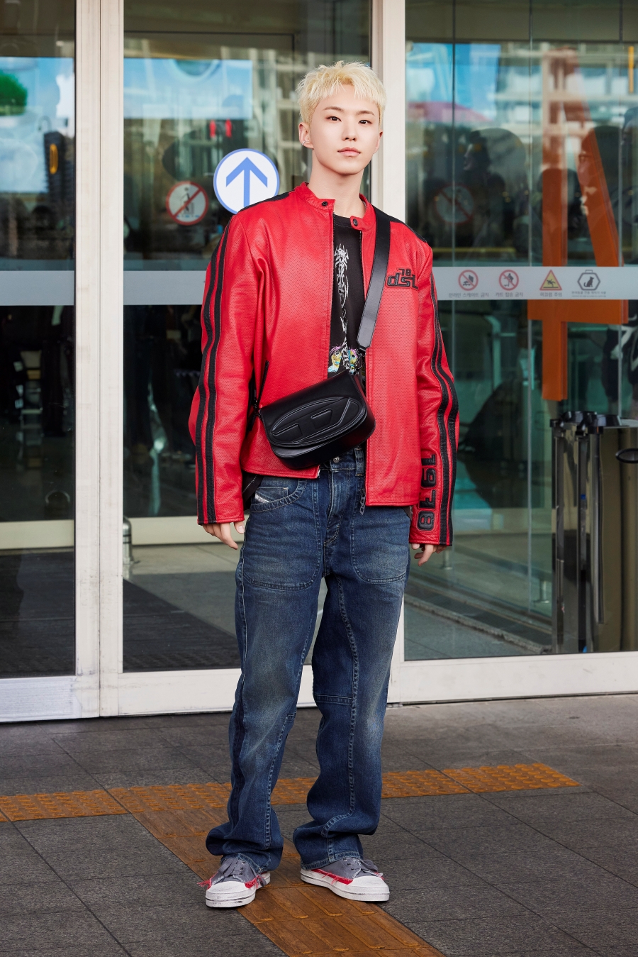 フォト】SEVENTEENホシ「カリスマ性あふれる空港ファッション」個性さく裂