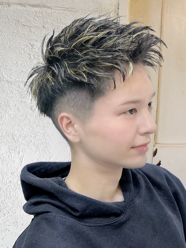 金メッシュのヘアカタログ15選！ベースの色やメッシュ多め・少なめ別に紹介