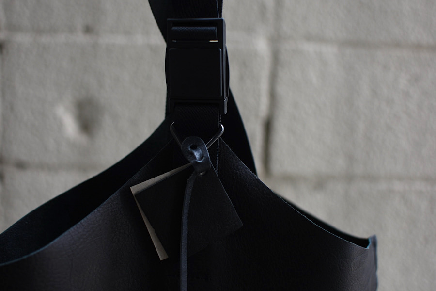 NL（ニール）】スクエアバッグ 男性・女性の方必見‼ 高機能レザー