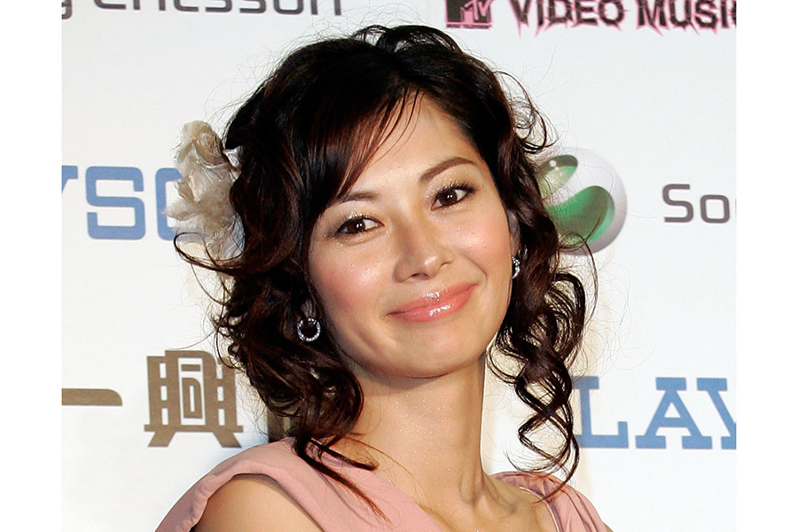 伊東美咲、ハワイの自然をバックに凛とした横顔を披露 「最も美しい