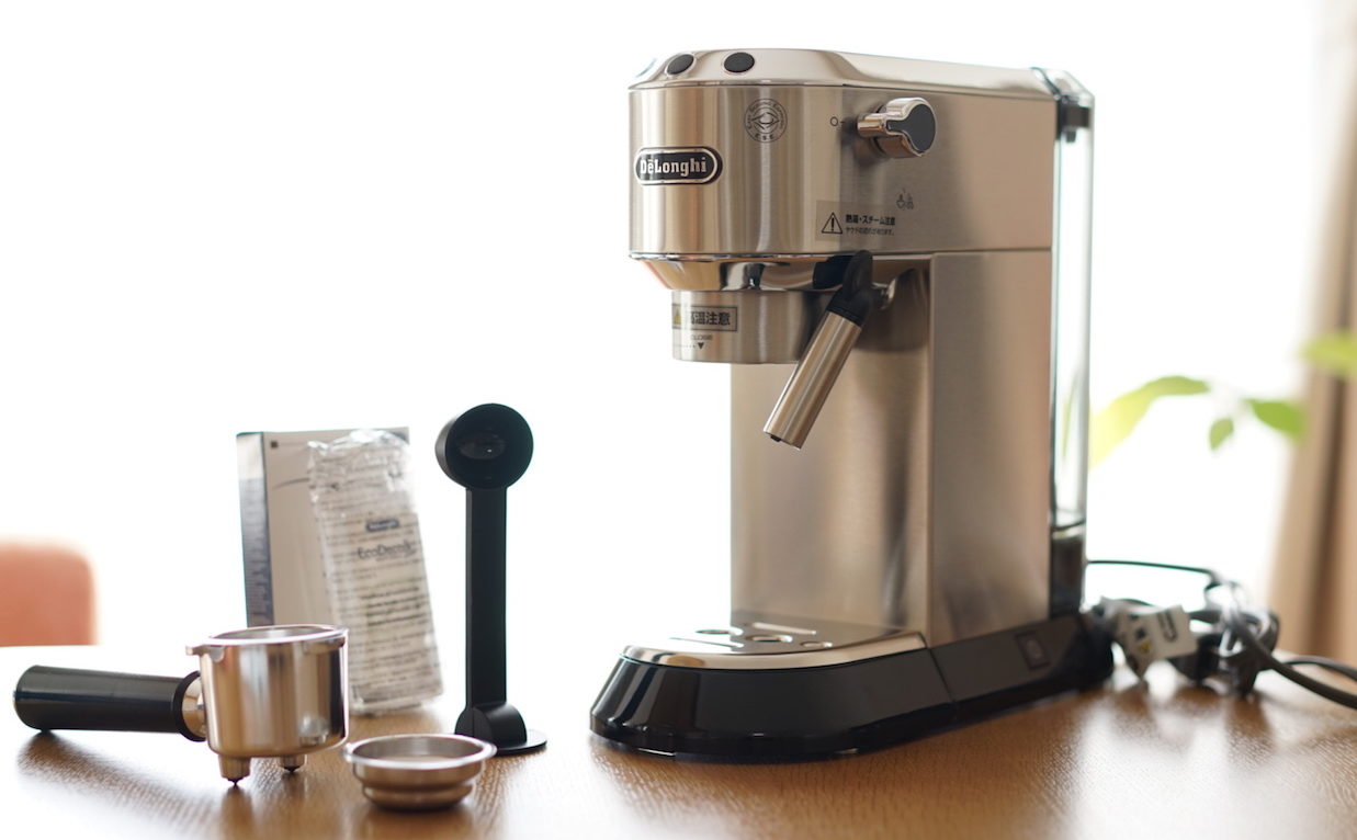 デロンギのエスプレッソメーカー(EC680)とコーヒーグラインダー(KG521J