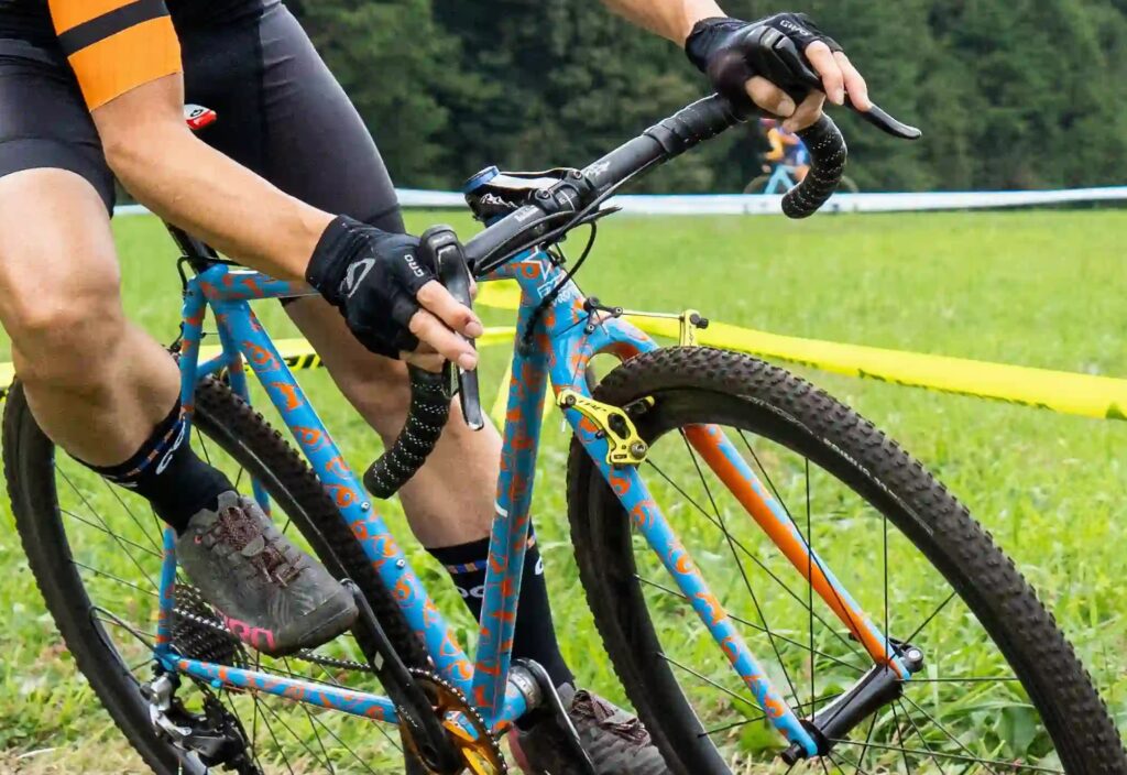 カンチブレーキ】クロモリバイクなのにディスクブレーキにするんですか