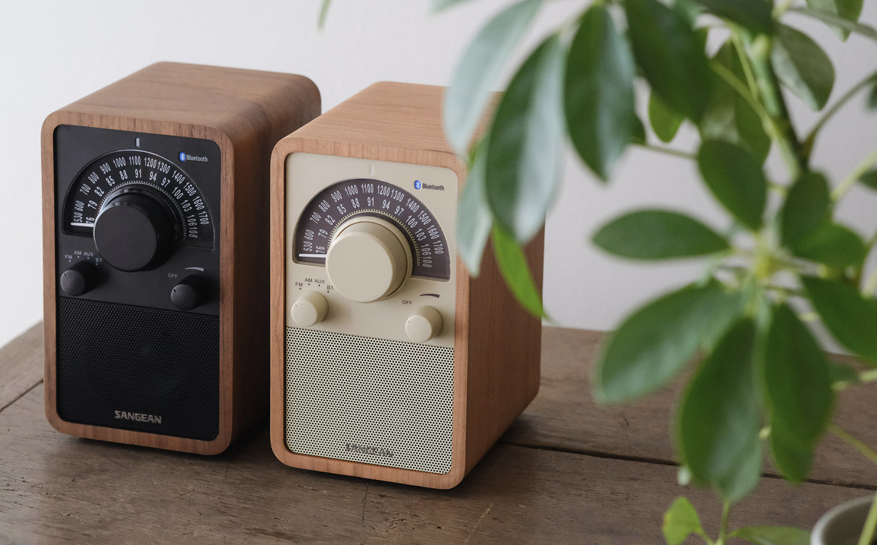 コンパクトなスペースに置ける、木製パネルのラジオスピーカー