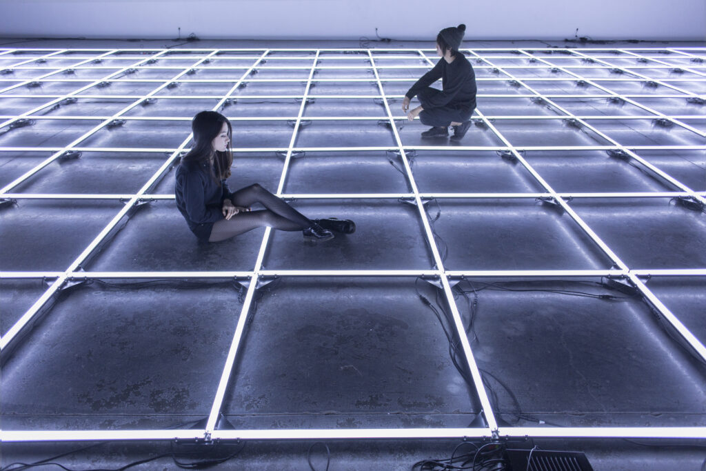 パリ在住のアートユニット「NONOTAK」OADにて大阪初上陸。光と音が