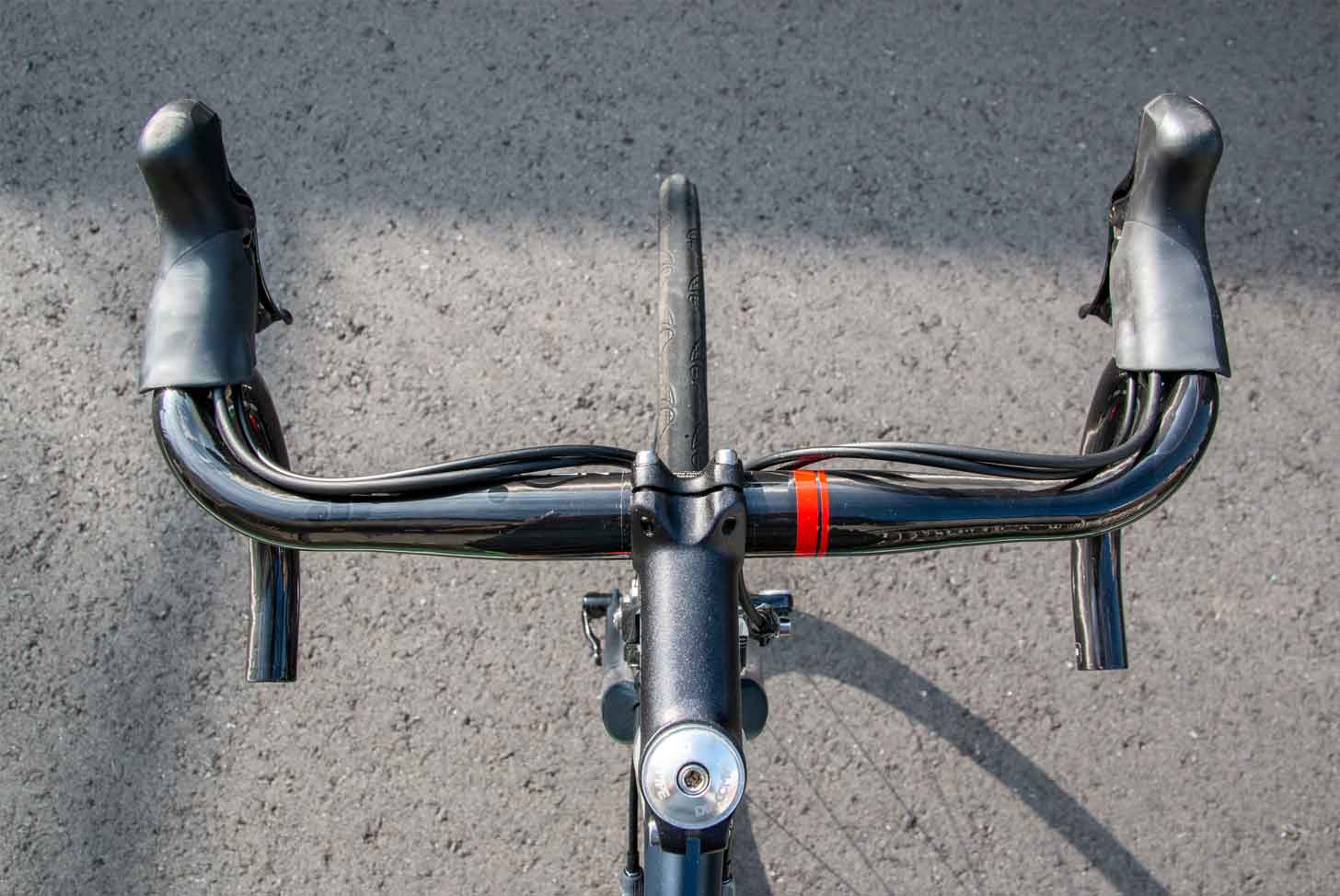 チネリのカーボンハンドル「NEOS」。70mmのショートリーチで握りやすく