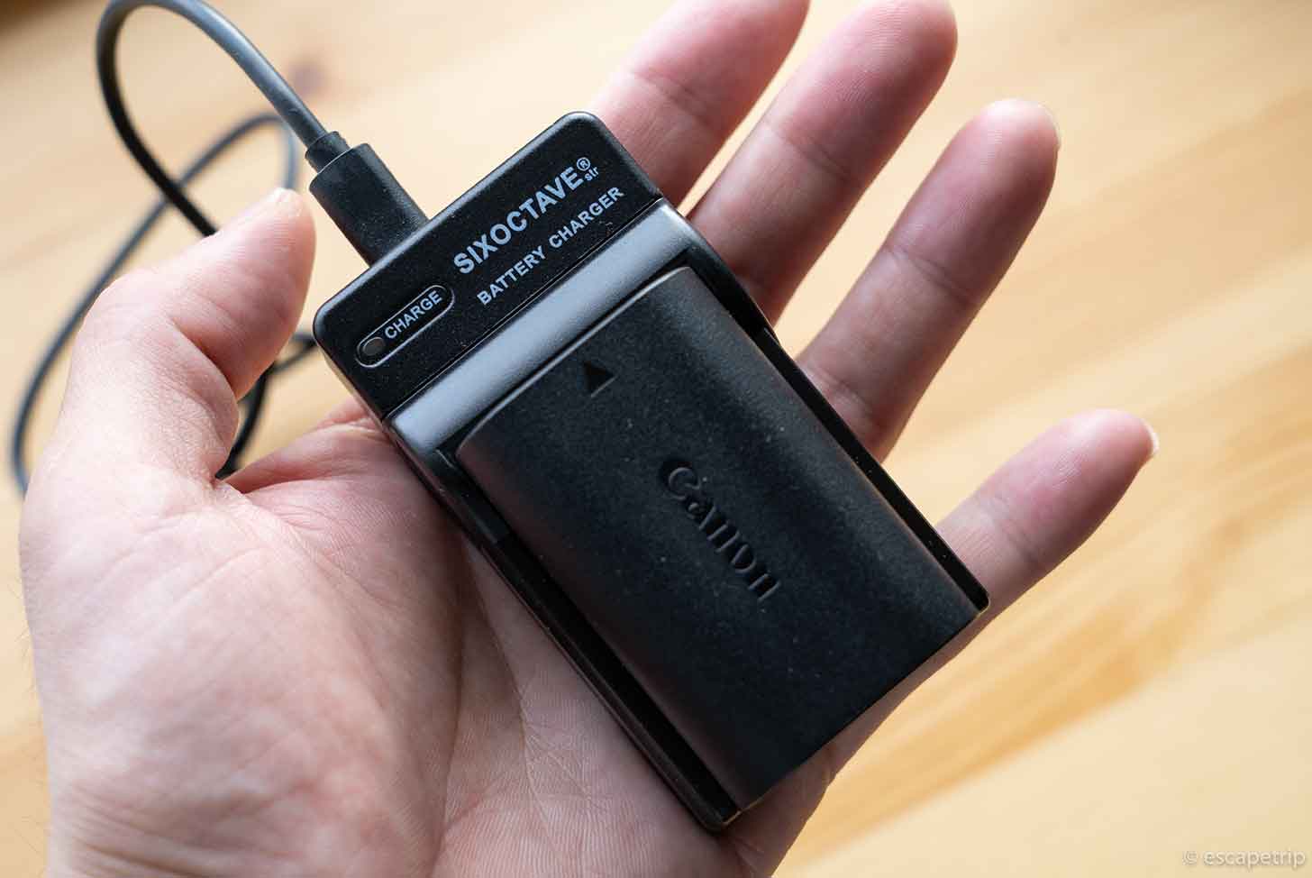 一眼レフ用の軽量コンパクト「互換充電器」レビュー。あのデカ重い充電