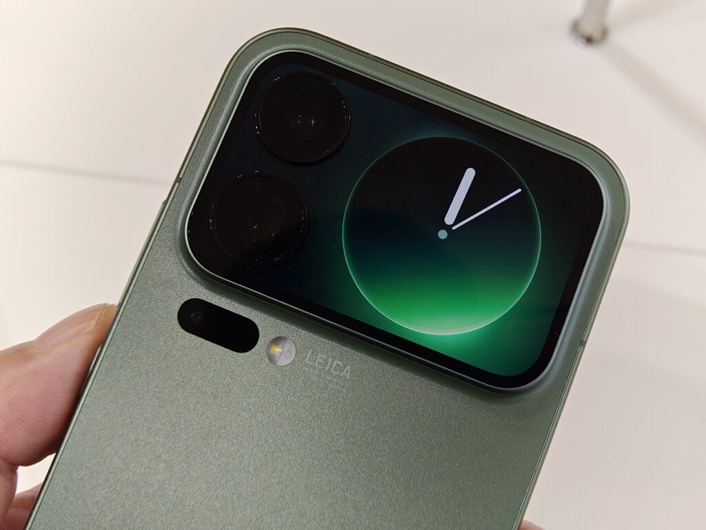 まるでiPhone 17みたいなシャオミの最新スマホ「Xiaomi 17 Pro Max」を