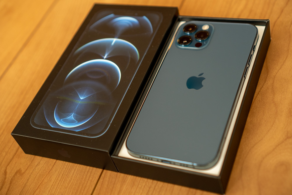 iPhone 12 Pro パシフィックブルー開封フォトレポート。角張った