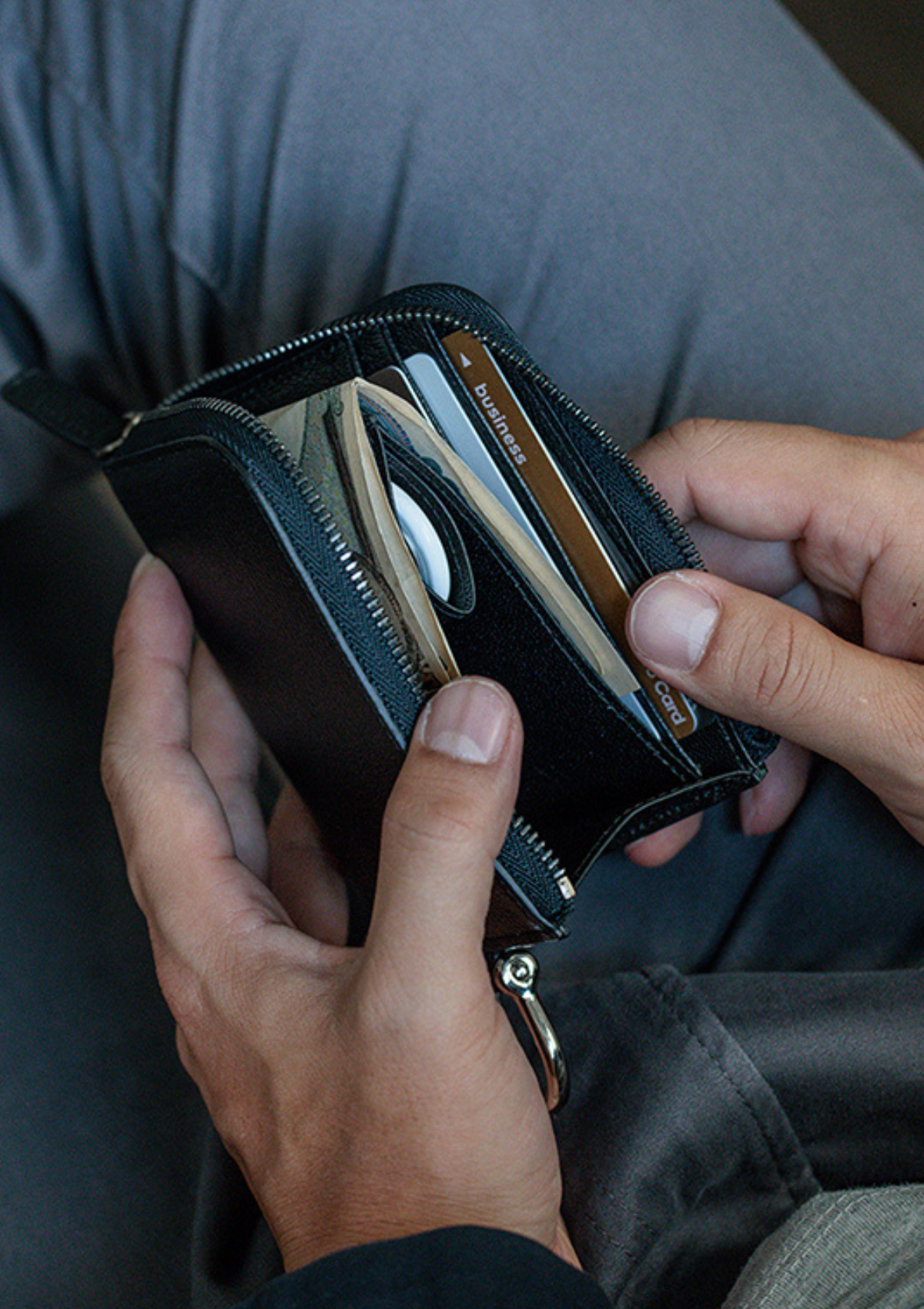 ジップレザーウォレット ブラック AirTag 収納ポケット付き 財布 / Zip