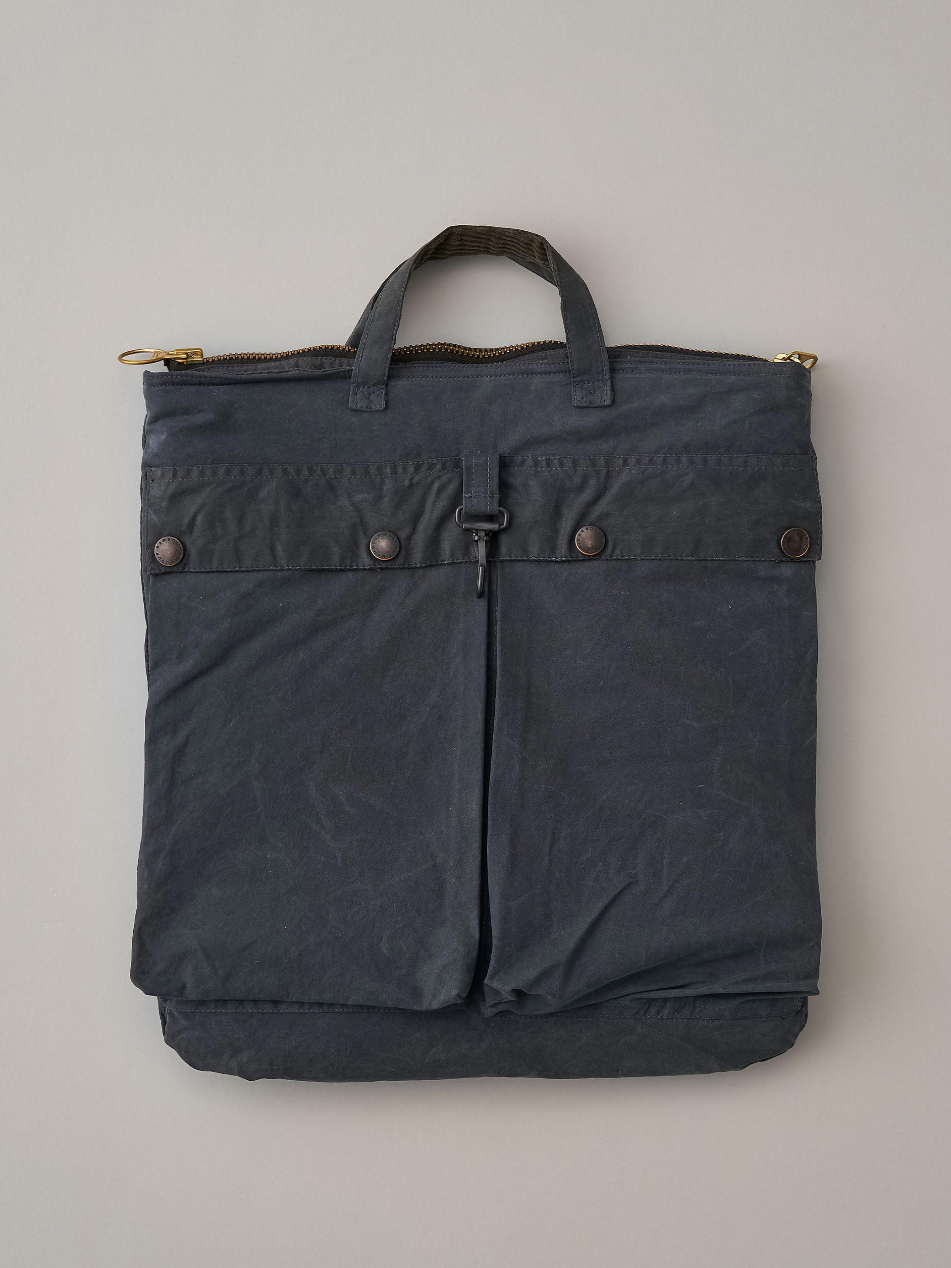 伝統あるイギリスのオイルドジャケットから一点物のバッグを再構築