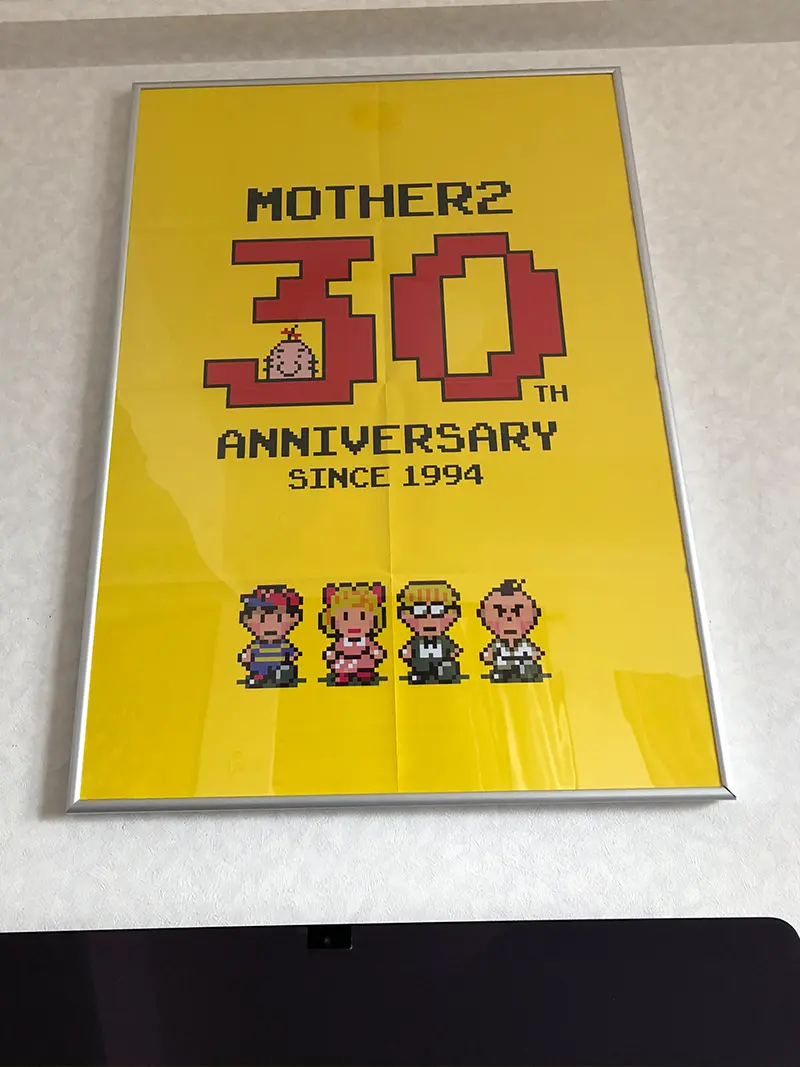 MOTHER2の30周年ポスターを飾ってみた – eriomura.com