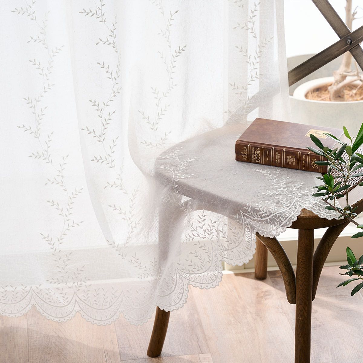 クラッシュ加工生地にリーフ柄だけを刺繍したモダンなトルコ刺繍レース