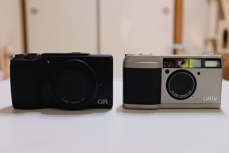 コンパクトフィルムカメラRICOH GR1vの大きさ比較なのです！ - SAY