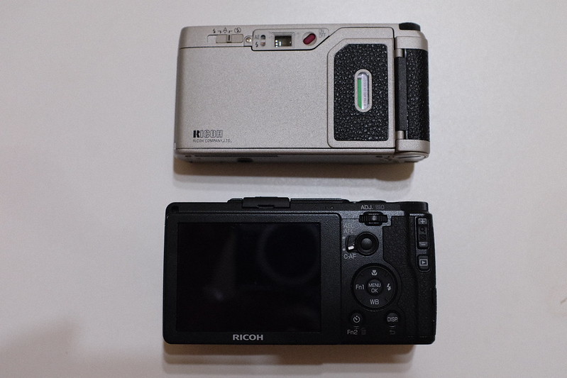 コンパクトフィルムカメラRICOH GR1vの大きさ比較なのです！ - SAY