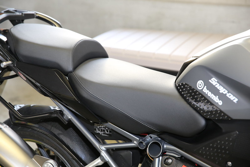 PHOT Magazine: BMW R1200RS / R1200R LC用 3種類のシートインプレッション