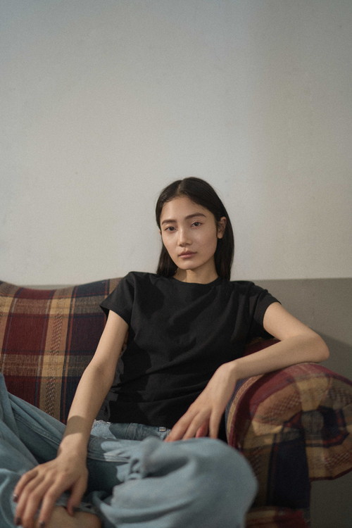 ヘインズ、スタイリスト・百々千晴と初のコラボレーションカプセル