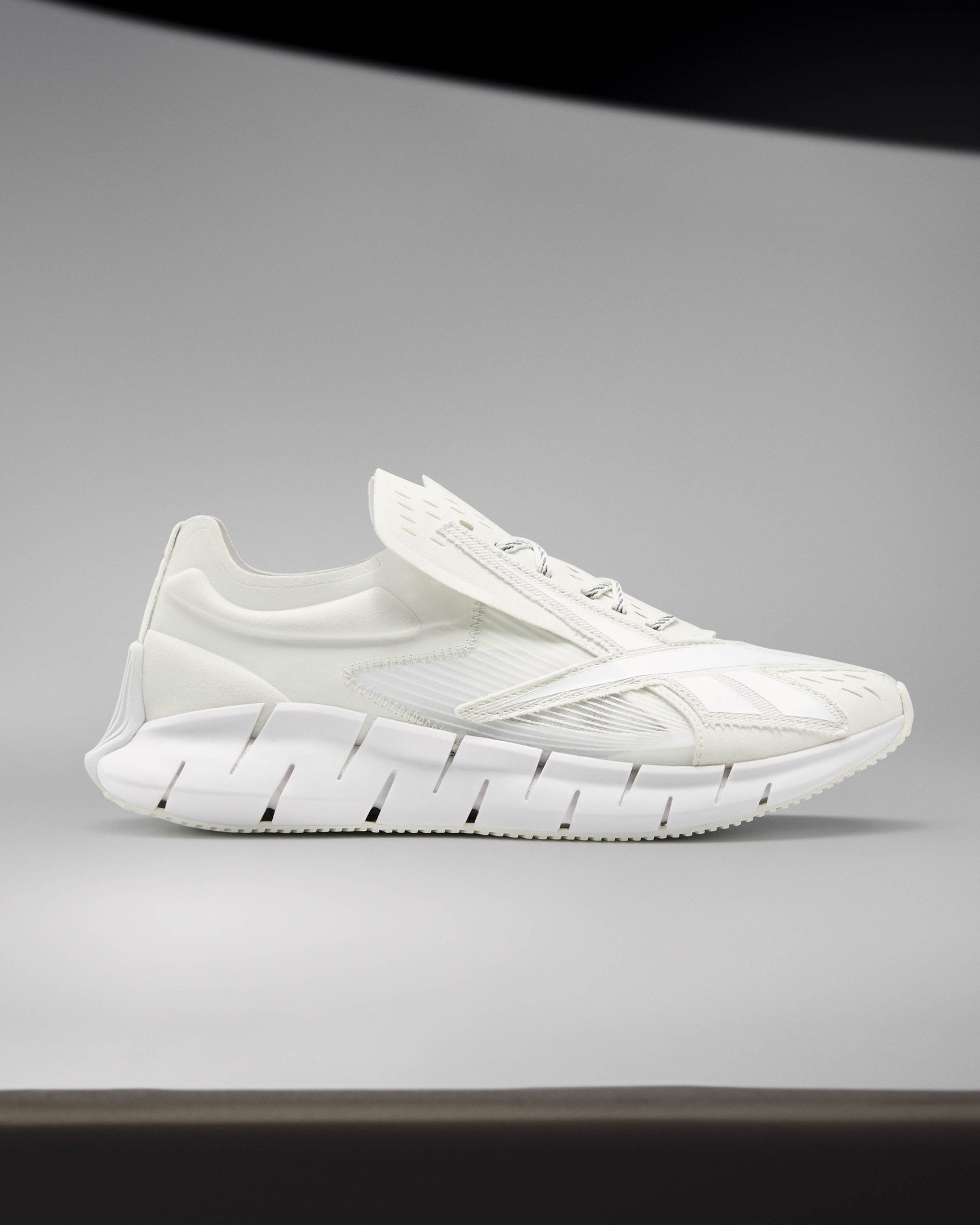 マルジェラ×リーボック新作が発売、定番スニーカーを再構築したデザイン