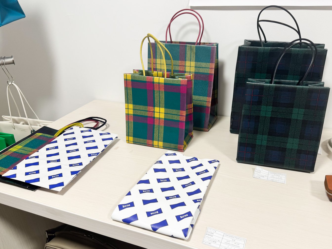 伊勢丹の紙袋がレザーアイテムに 今秋開催のイベントで限定販売