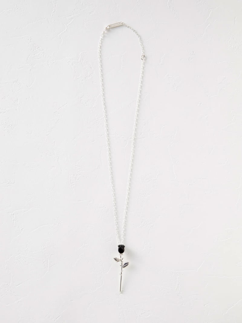 アンブッシュ®」ブラックとピンクのローズチャームネックレスを限定発売