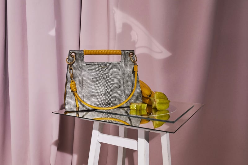 鞭の製作過程から着想、ジバンシィが2019年春夏コレクションでデビュー