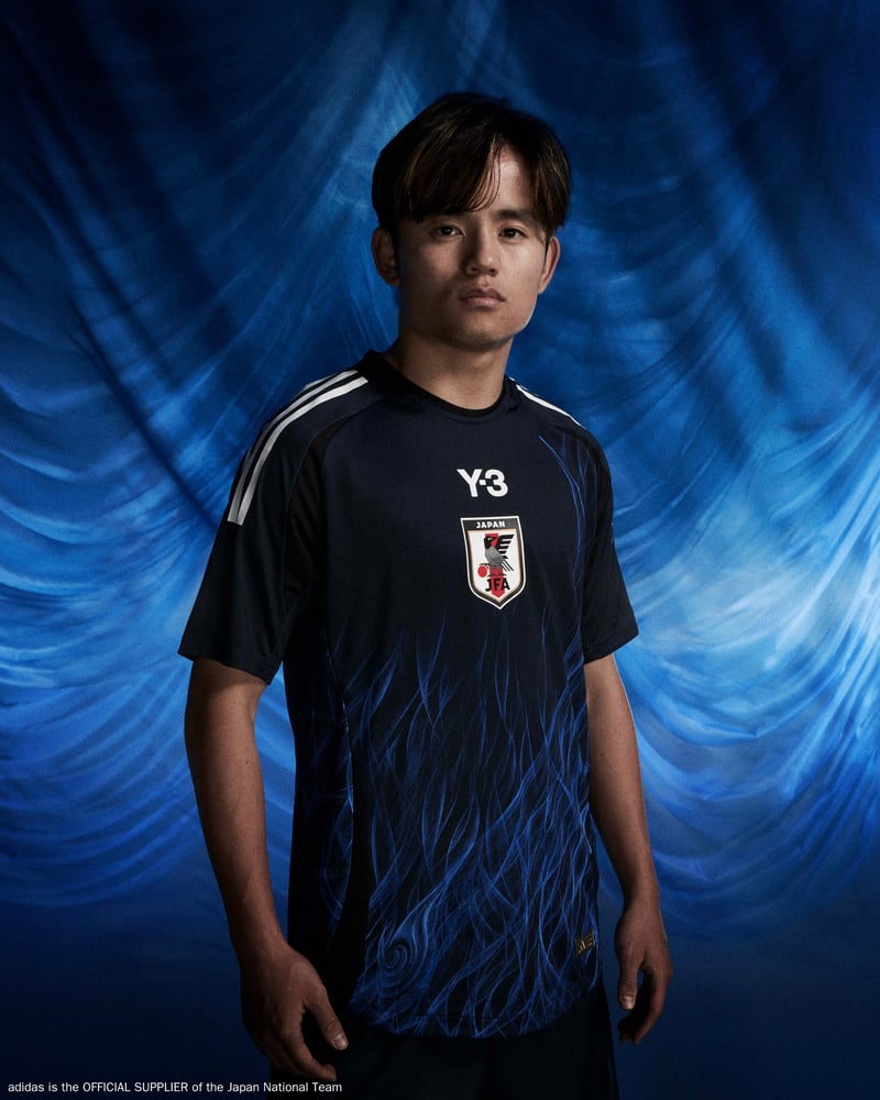 サッカー日本代表の新作ユニホームは「Y-3」とのコラボ パリコレでお披露目