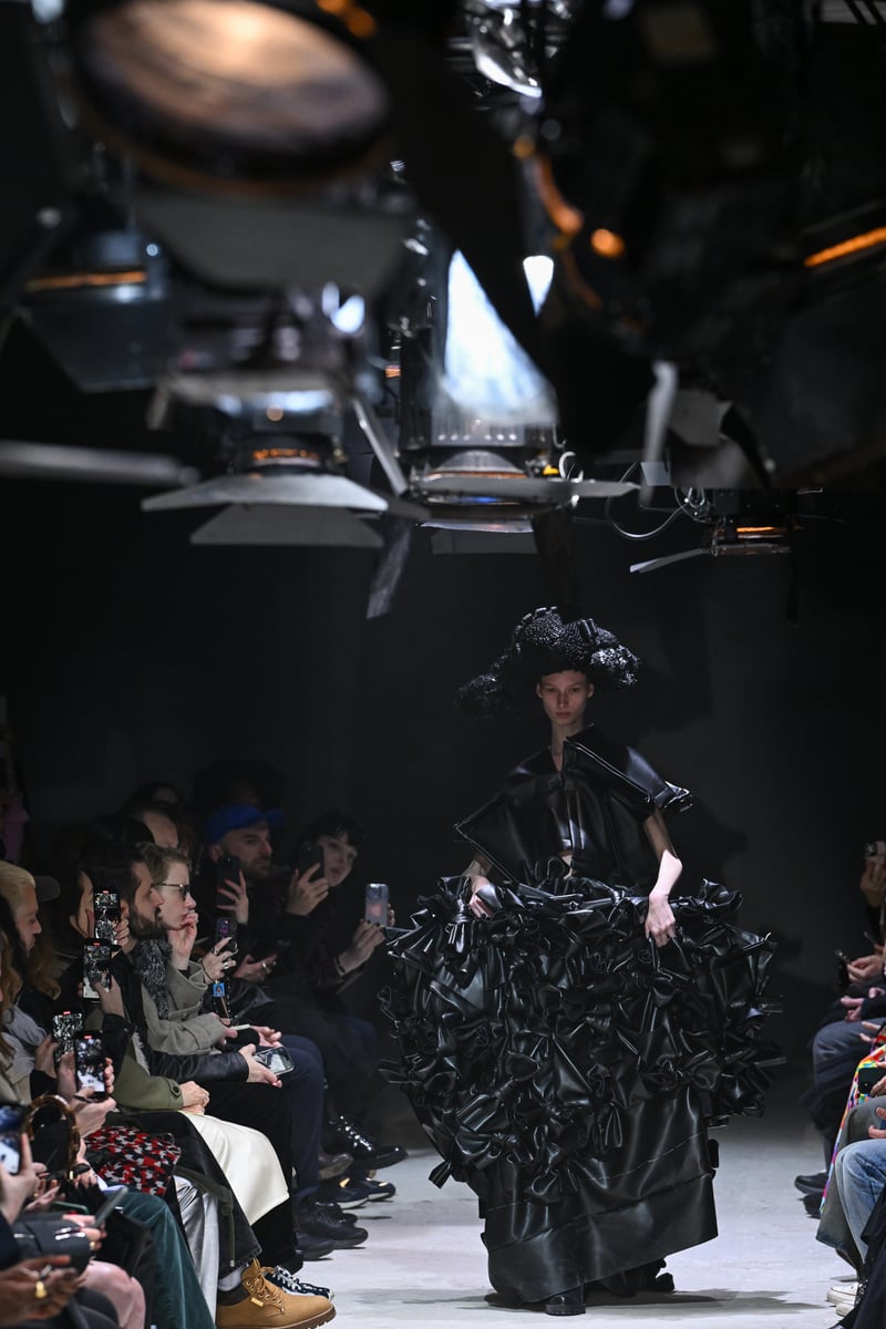 川久保玲の「怒り」——「闇の中で目を開けよ」と