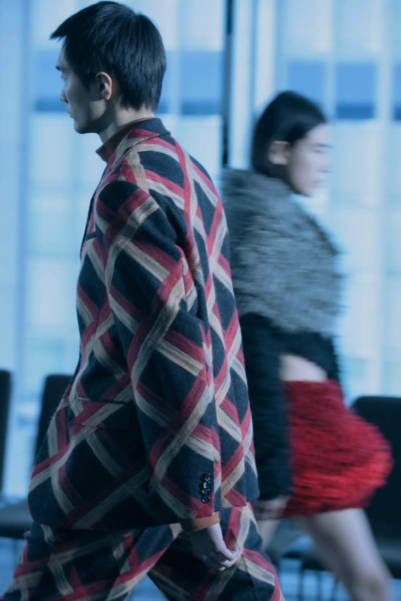 感情を揺さぶるファッション” ──サトル ササキが5分間のショーで