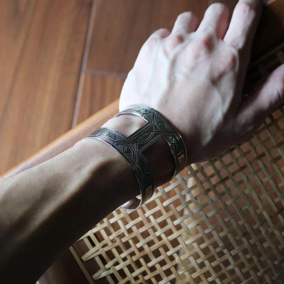 2年愛用レビュー】エルメスのトゥアレグ族バングルアノーのサイズ感