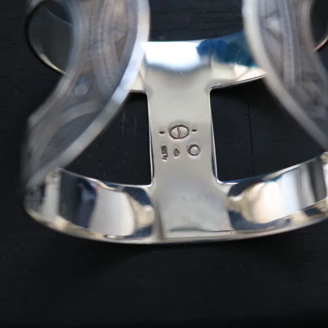 2年愛用レビュー】エルメスのトゥアレグ族バングルアノーのサイズ感