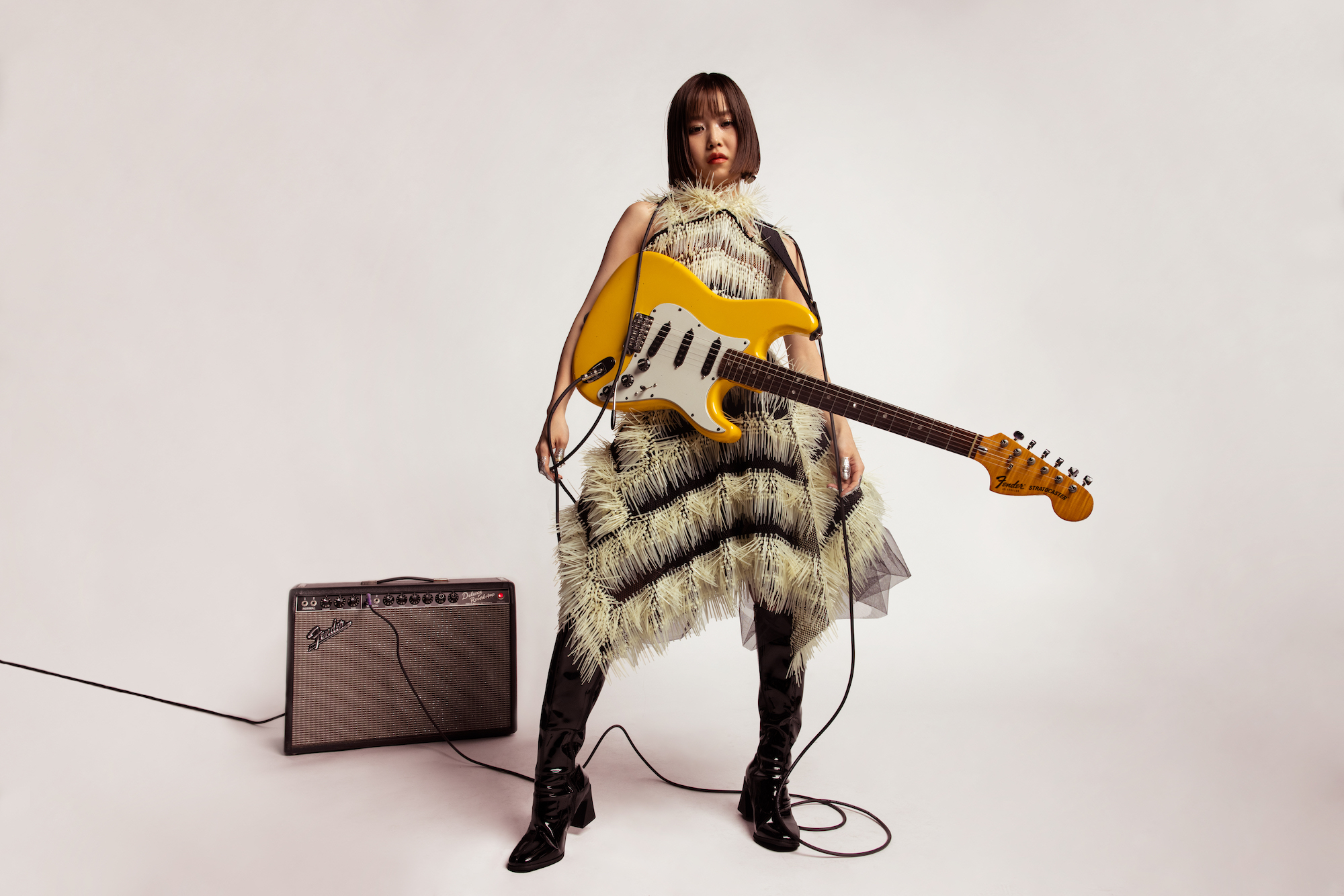 Reiがストラトキャスター70周年を記念したスペシャル動画「Voodoo